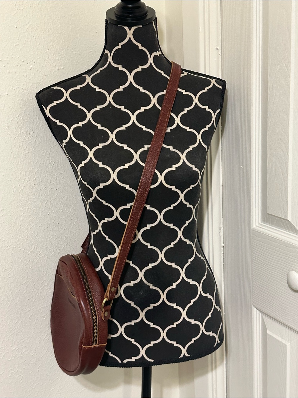 Portland Leather Circle Crossbody Large Brown Leather